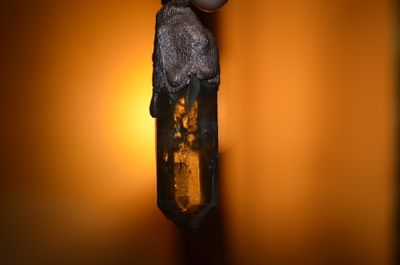 Zawieszka z kwarcu dymnego w miedzi – rękodzieło