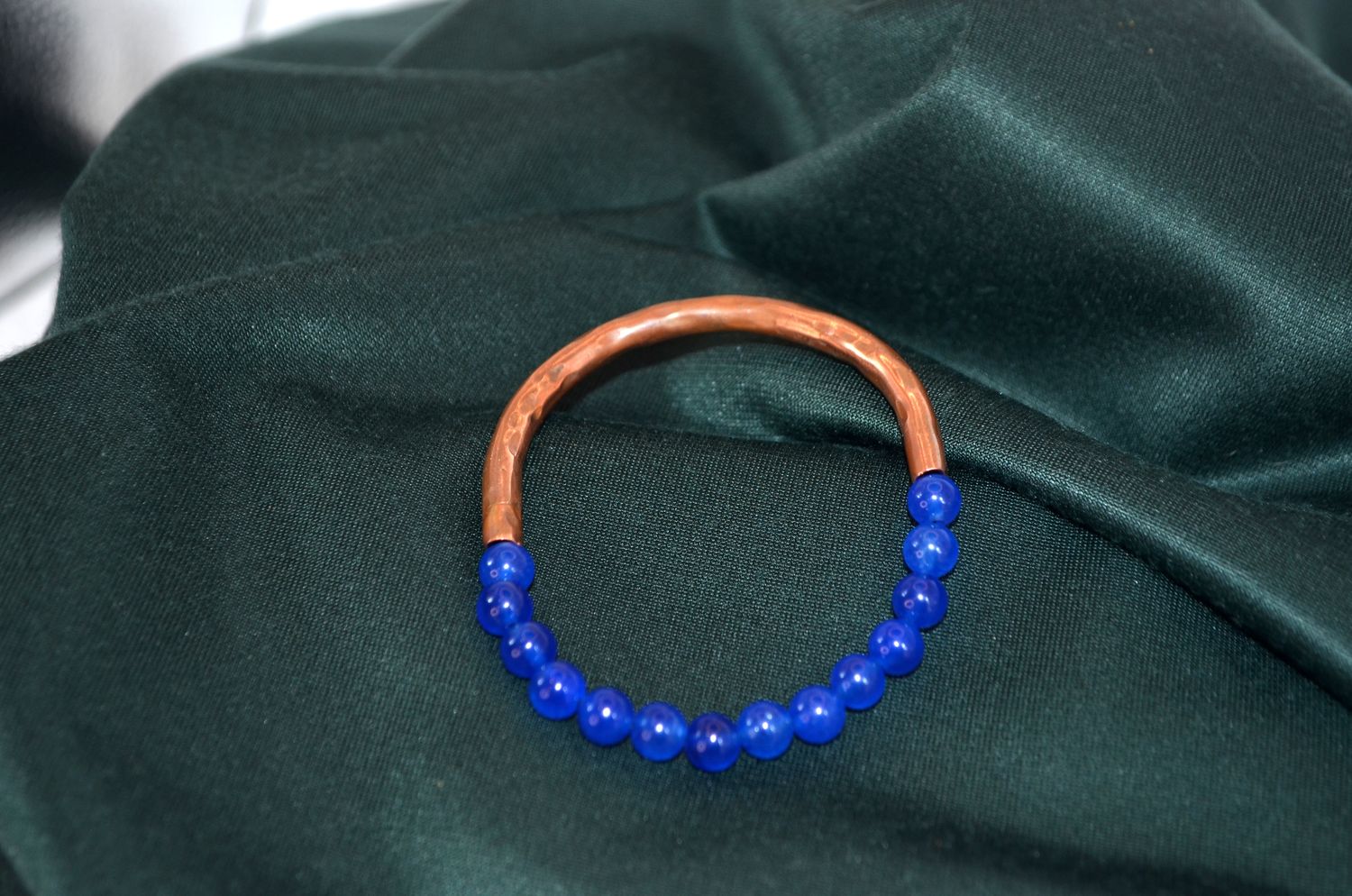 Bransoletka z niebieskim kwarcem i miedzi – rękodzieło