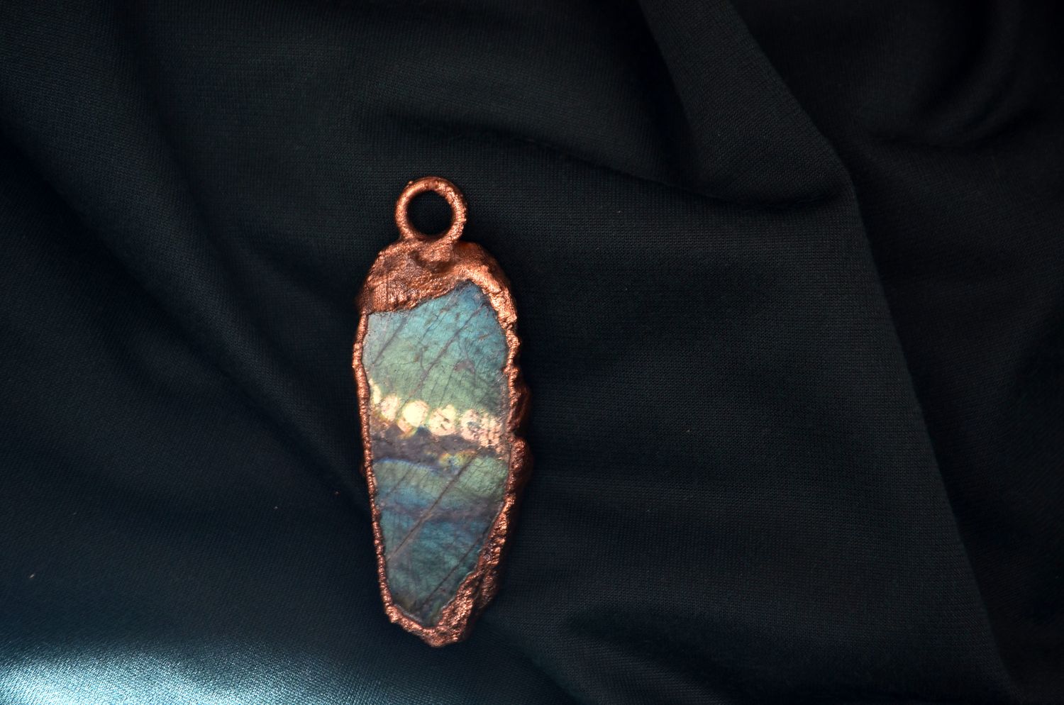 Zawieszka z labradorytem w miedzi – rękodzieło