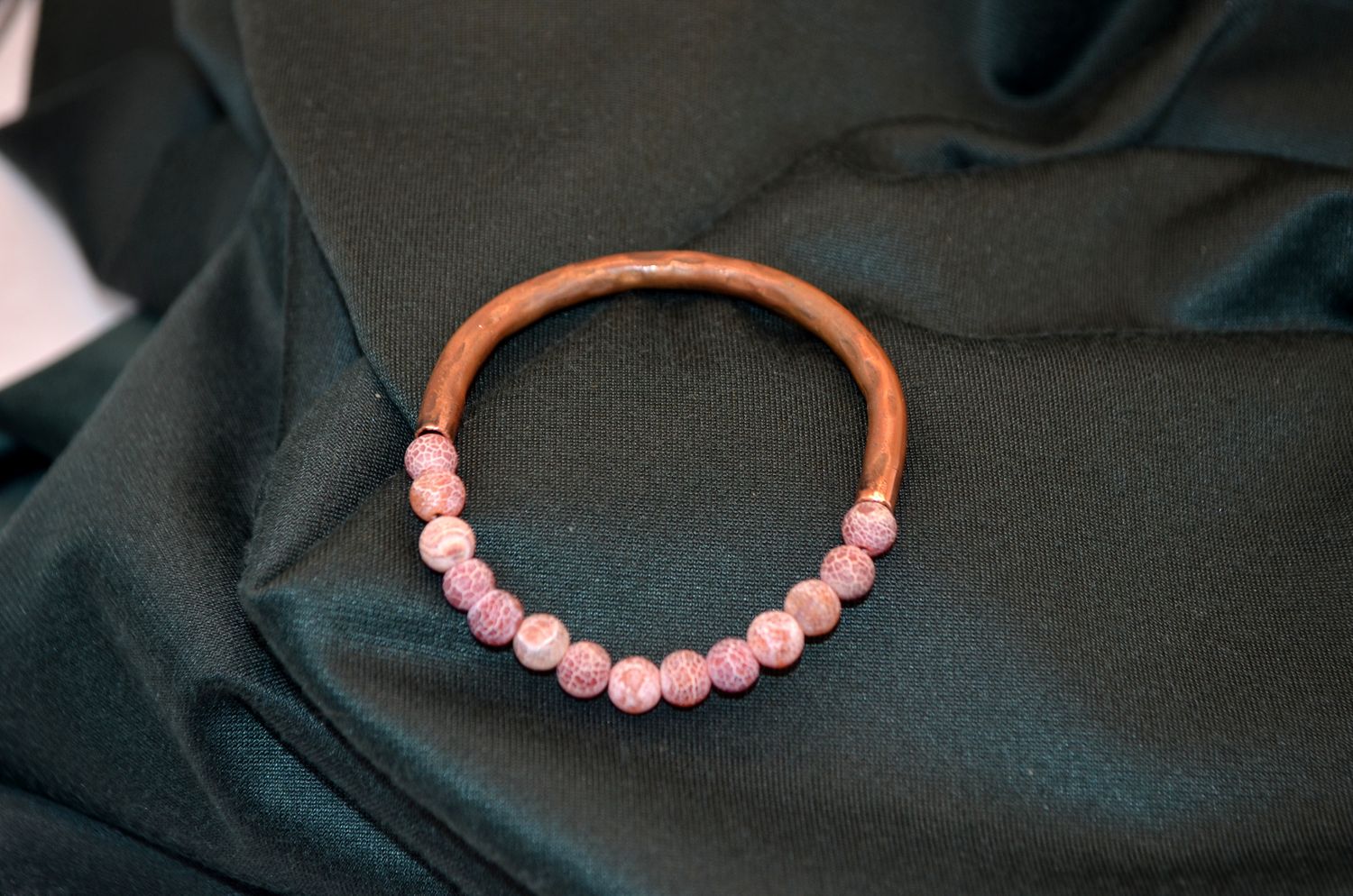 Bransoletka z agatu i miedzi – rękodzieło