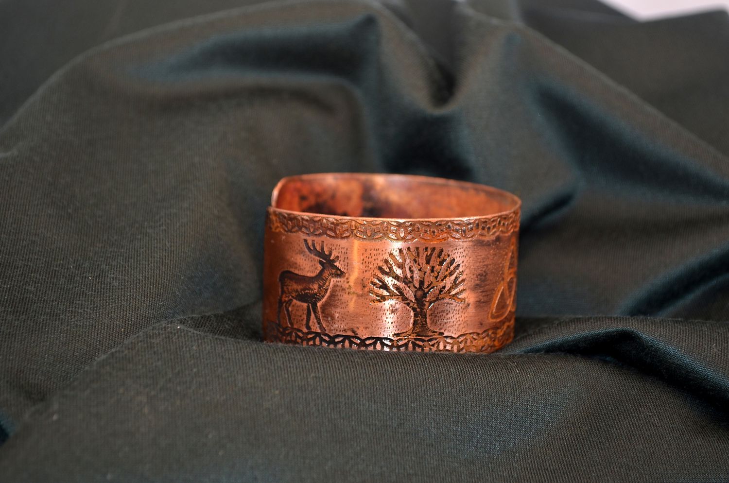 Miedziana bransoleta „Jeleń, Drzewo Życia i Triquetra”
