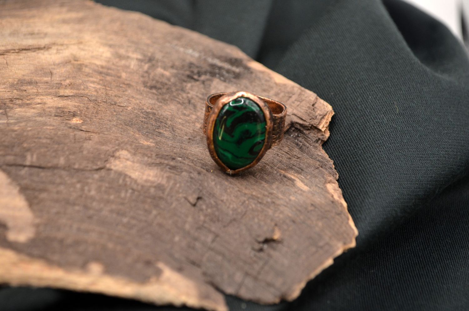Pierścień miedziany z malachitem – regulowany