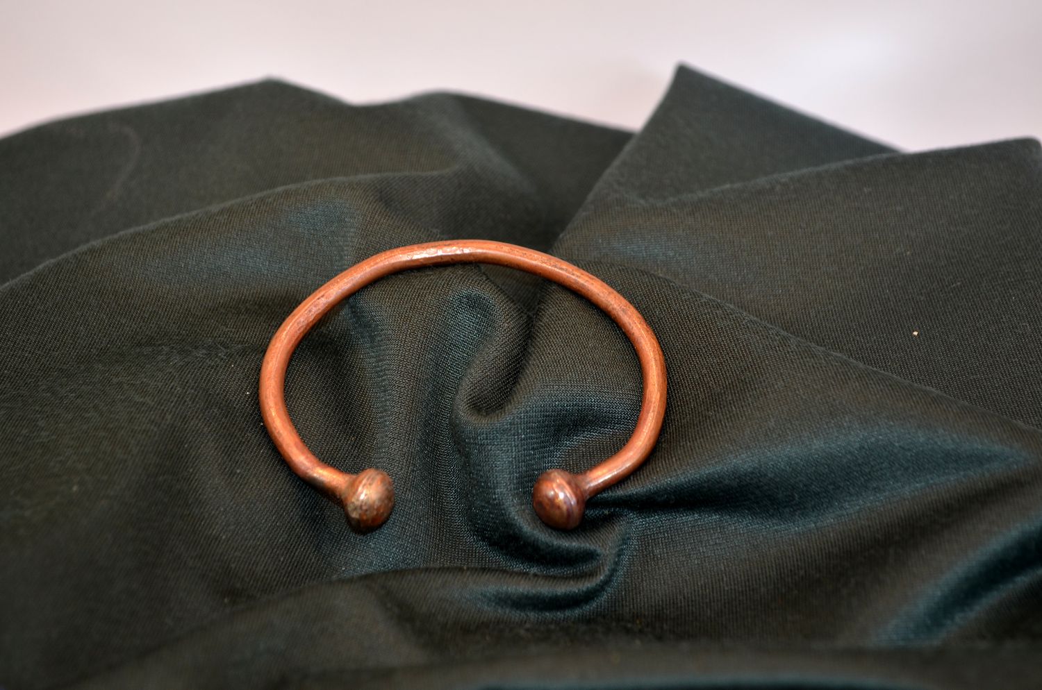 Bransoleta miedziana klasyczna – surowa forma