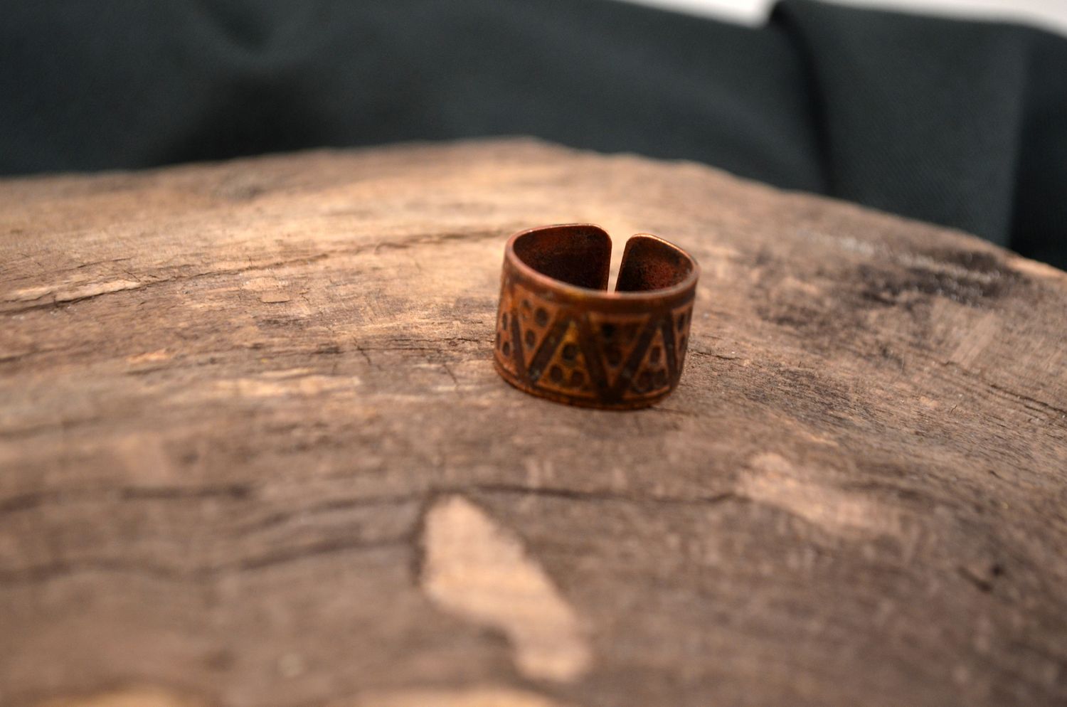 Pierścień miedziany z grawerem – regulowany