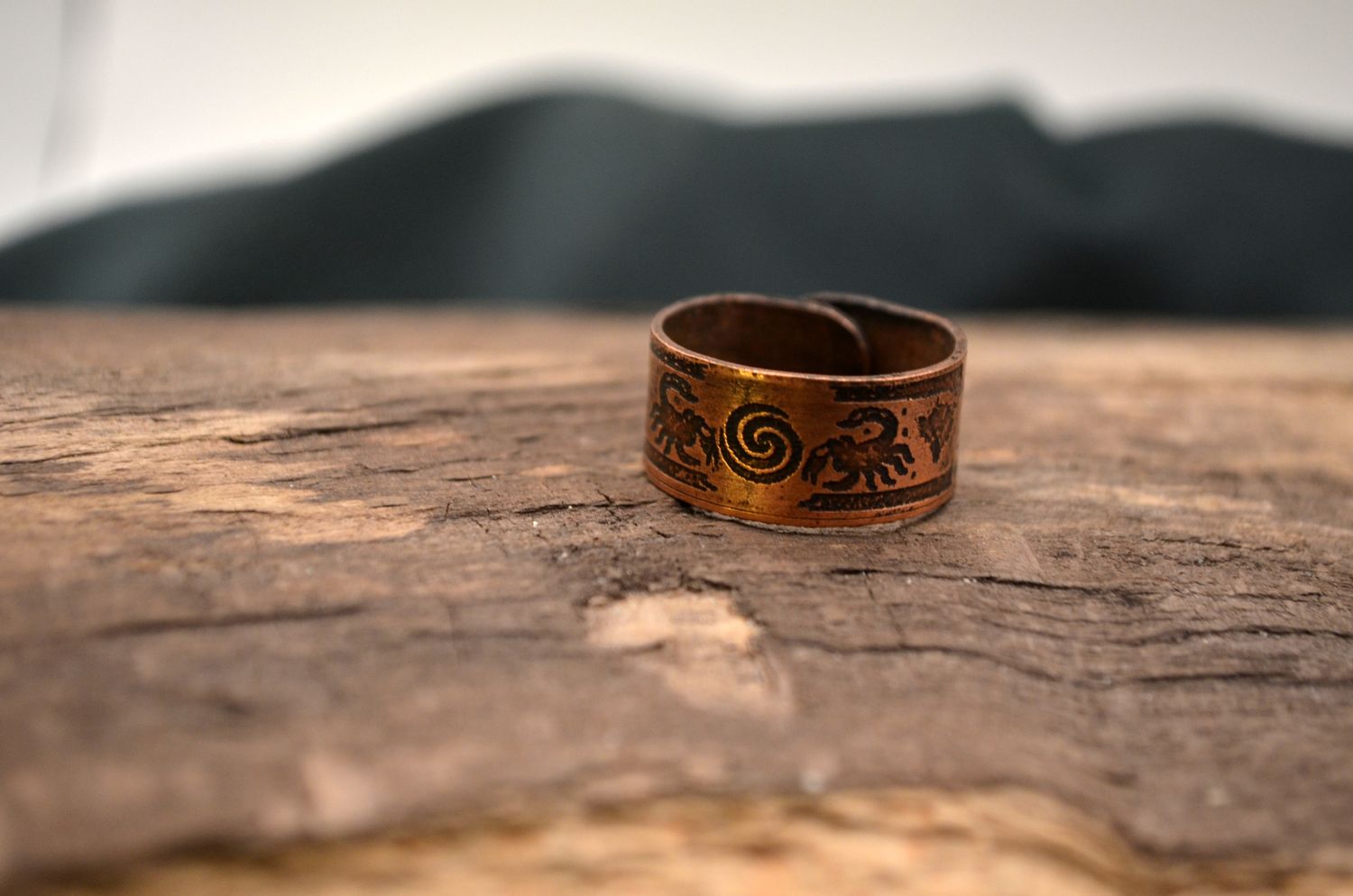 Pierścień miedziany z motywem spirali i skorpiona – regulowany