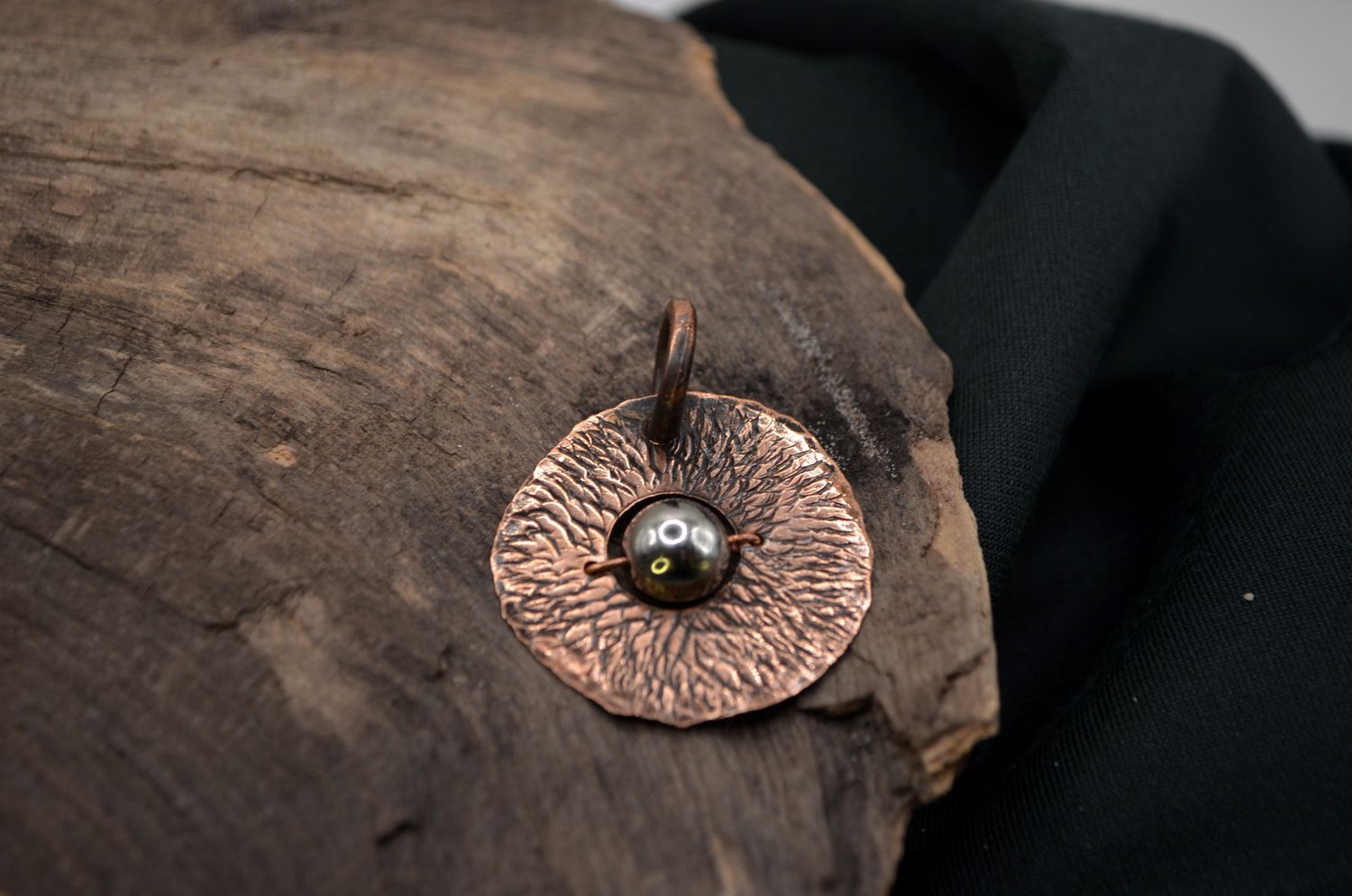 Zawieszka miedziana z kulką ze stali nierdzewnej – Ø ok. 3,5 cm