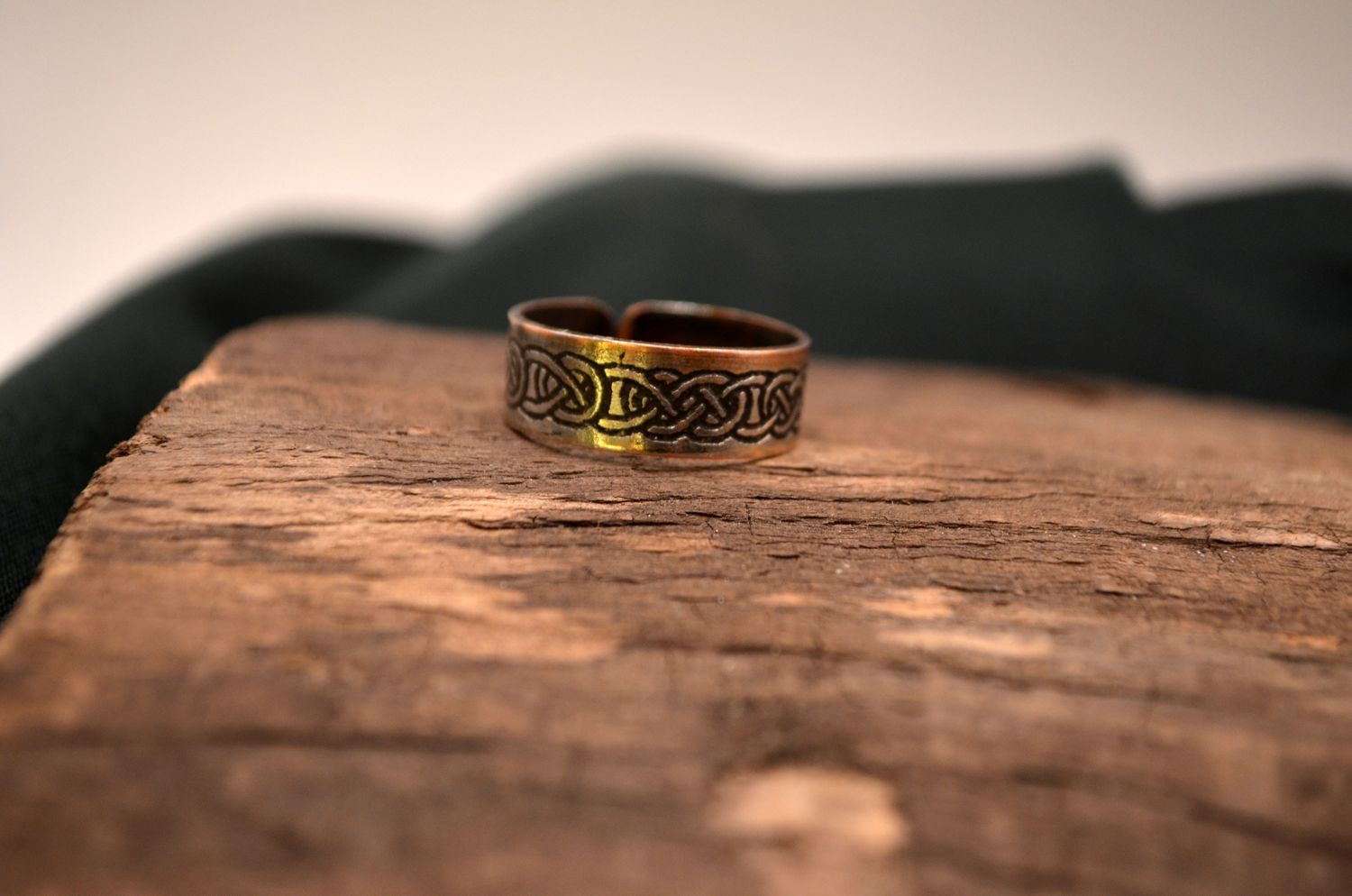 Pierścień miedziano-cynowy z grawerem chemicznym – regulowany