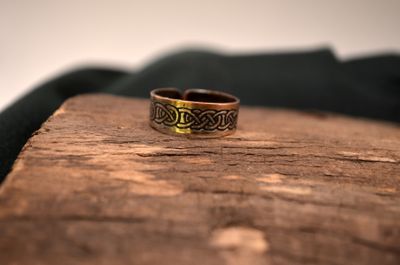 Pierścień miedziano-cynowy z grawerem chemicznym – regulowany