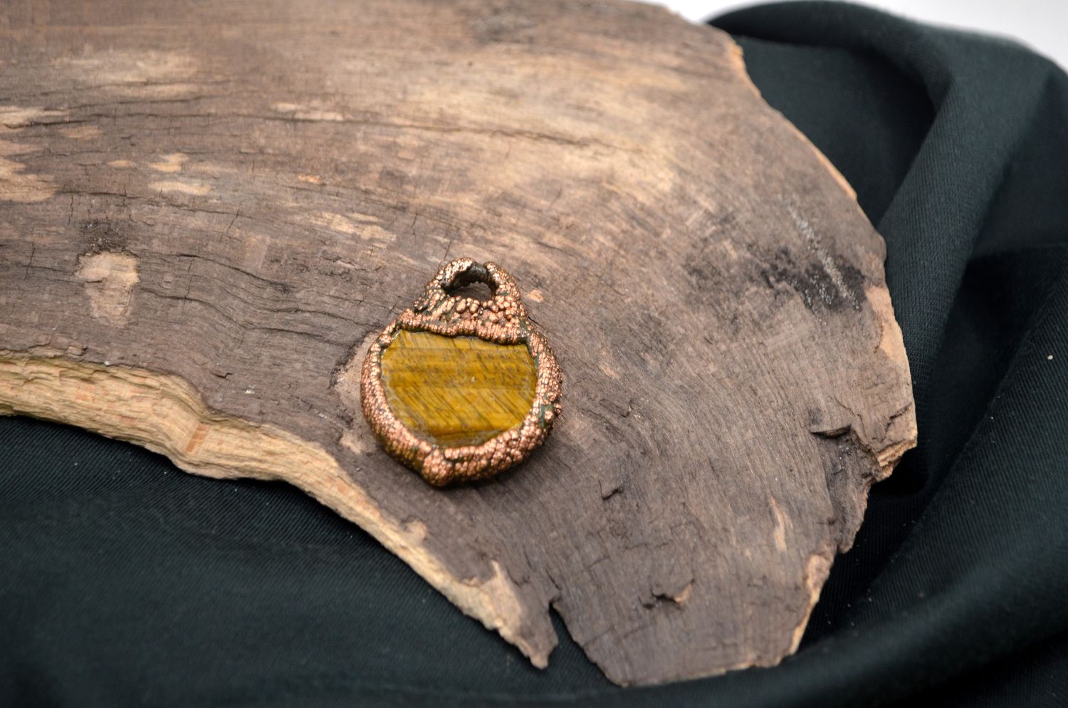 Zawieszka miedziana z tygrysim okiem (elektroformowanie)