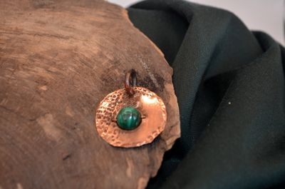 Zawieszka miedziana z malachitem