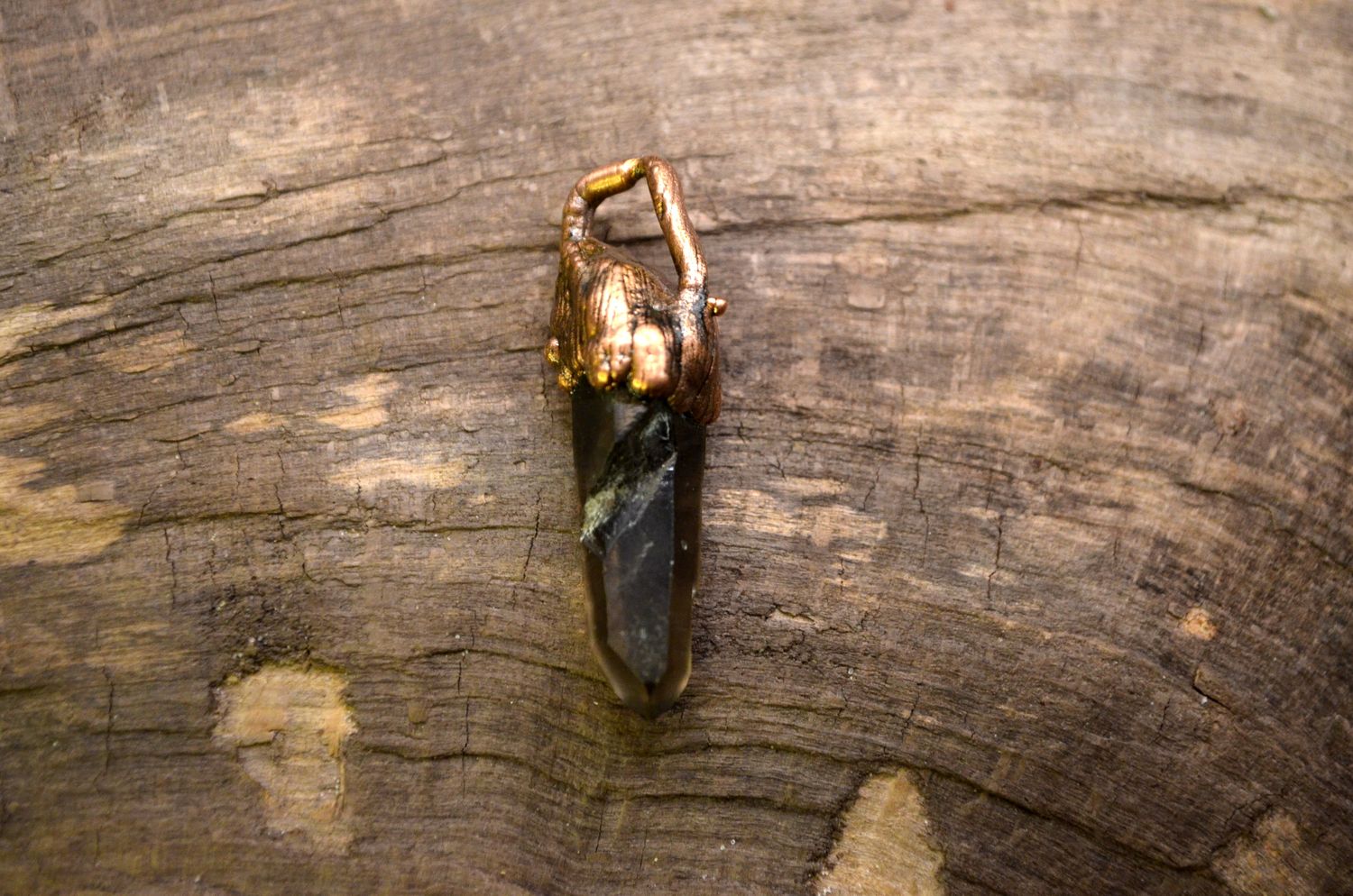 Zawieszka z kwarcem dymnym – miedź (elektroformowanie)