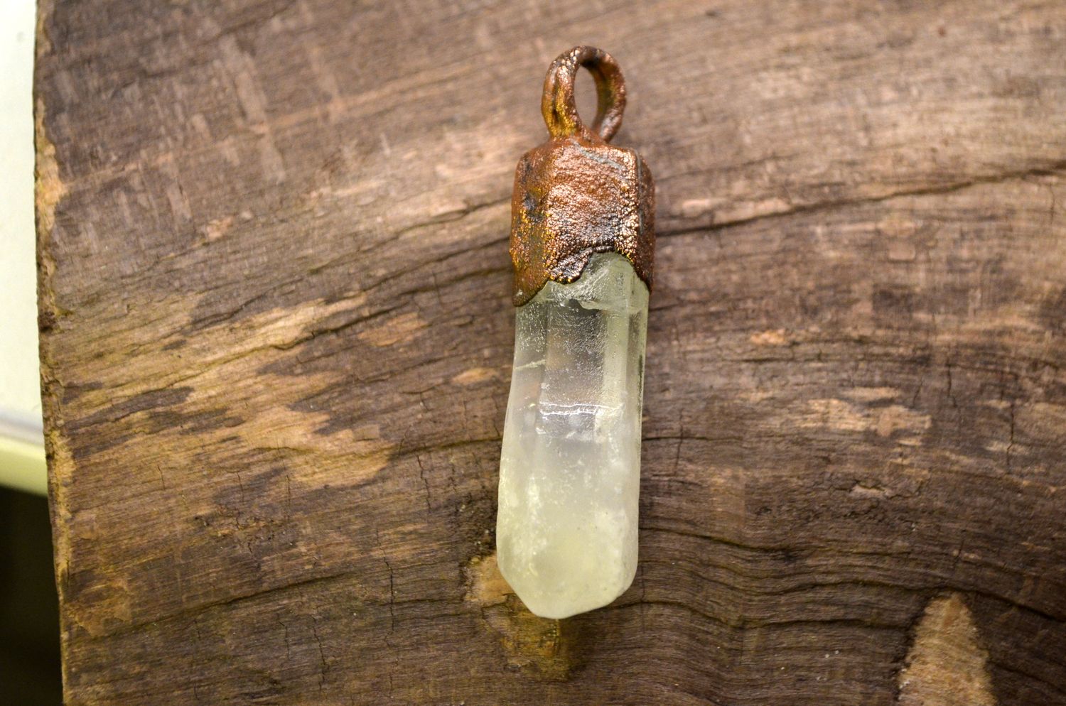 Zawieszka z kryształem górskim – miedź (elektroformowanie)