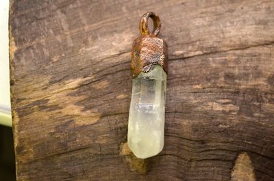 Zawieszka z kryształem górskim – miedź (elektroformowanie)