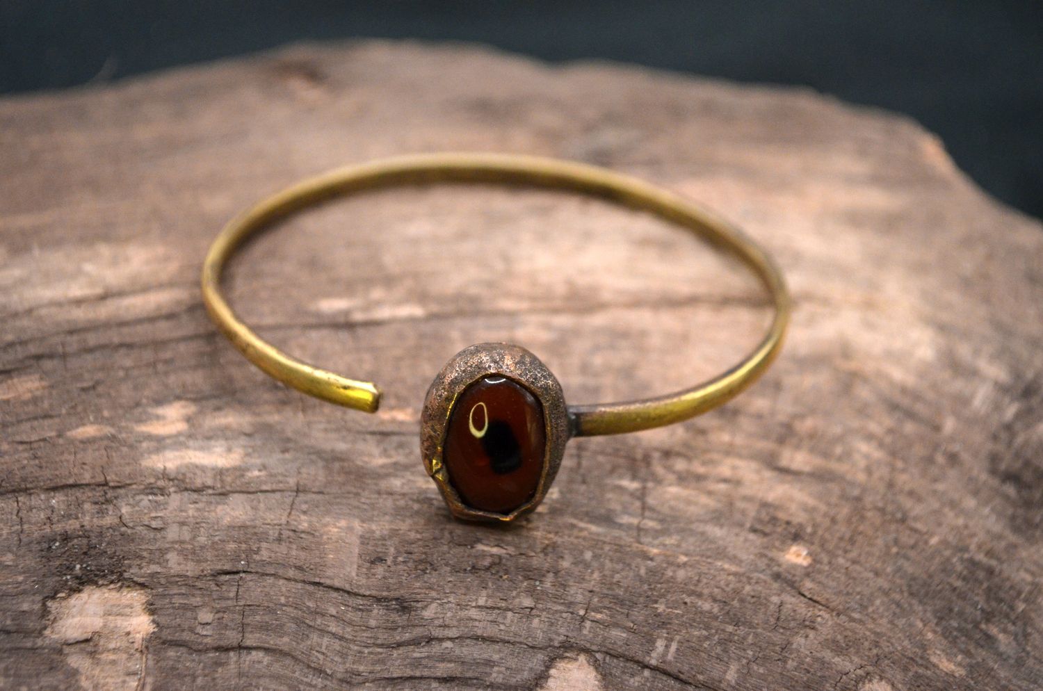 Bransoleta mosiężna z czerwonym agatem – regulowana