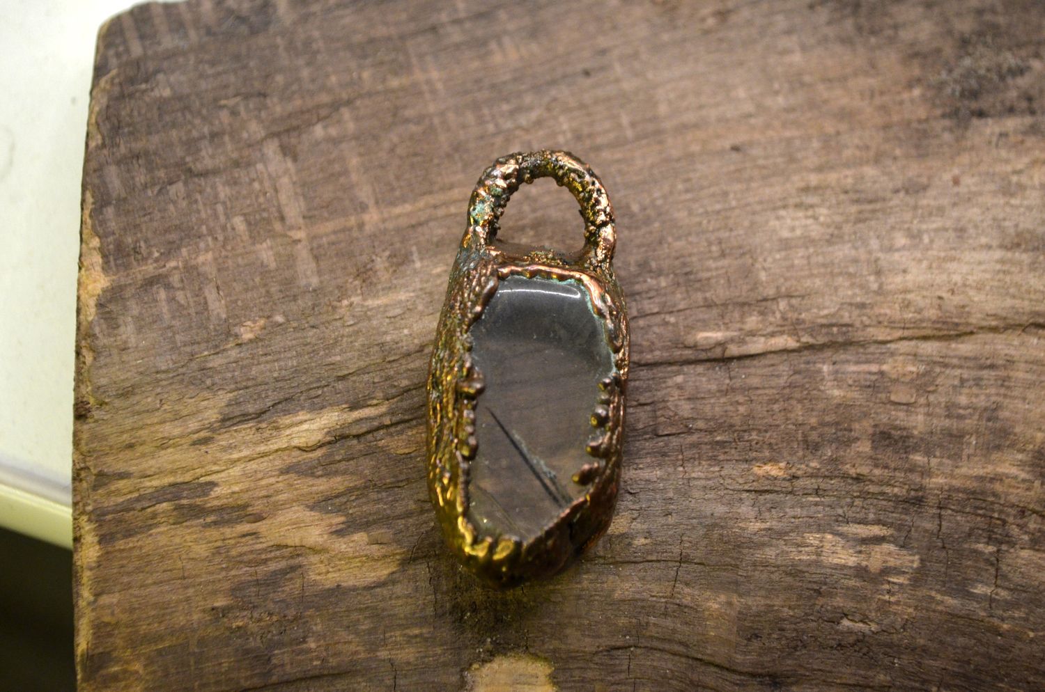 Zawieszka z kryształem górskim – miedź (elektroformowanie)