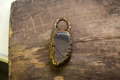 Zawieszka z kryształem górskim – miedź (elektroformowanie)