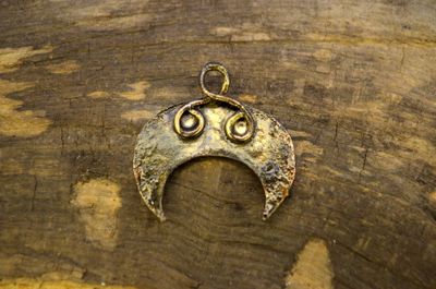 Zawieszka „Klara” – miedziana lunula z motywem spiralnym