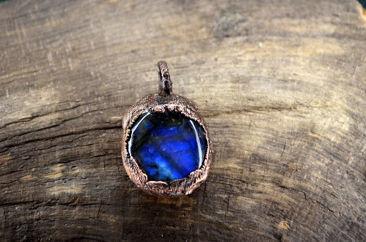 Zawieszka z labradorytem – miedź elektroformowana