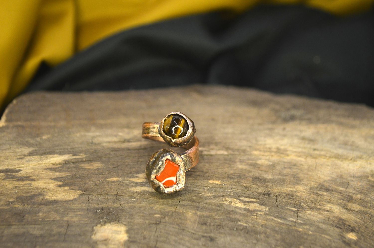 Pierścień miedziany z tygrysim okiem oraz jaspisem czerwonym  – regulowany