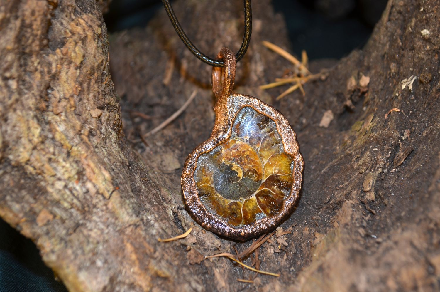Amonit w miedzi – ręcznie wykonana zawieszka
