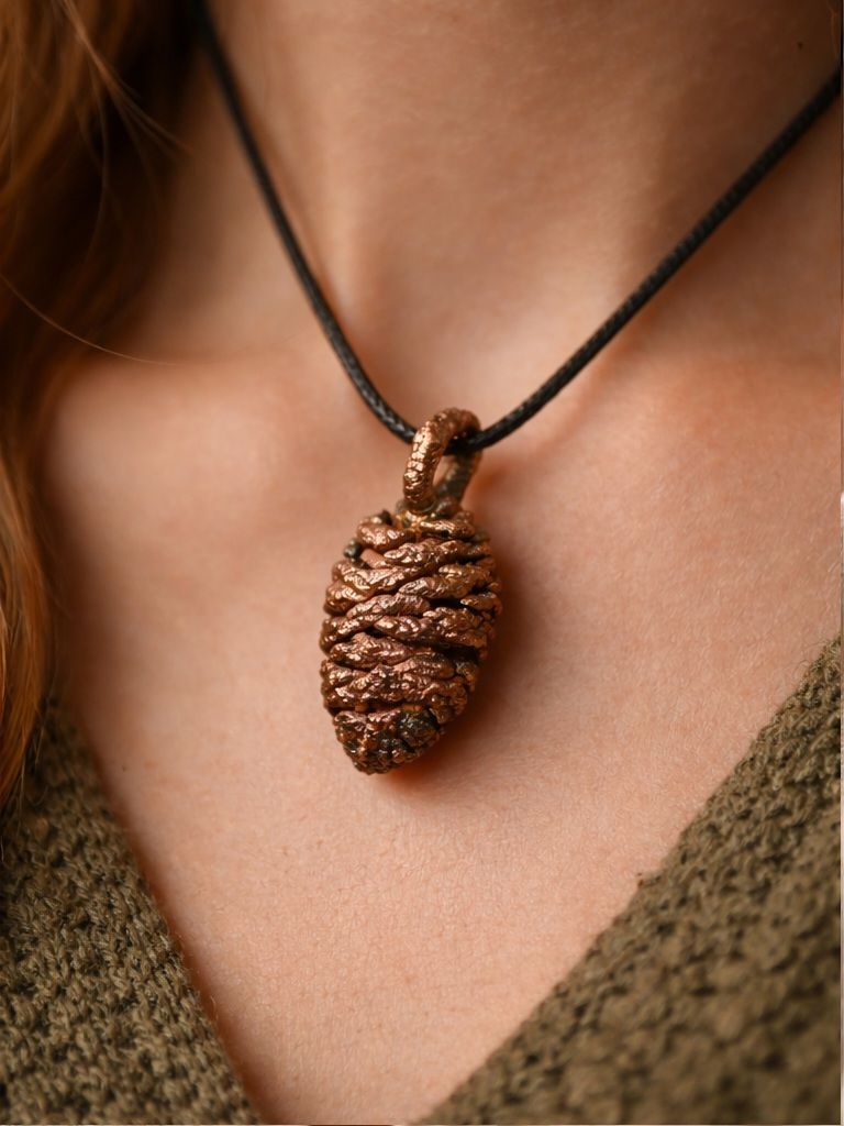 Szyszka olszyny – zawieszka z miedzi (elektroformowanie)