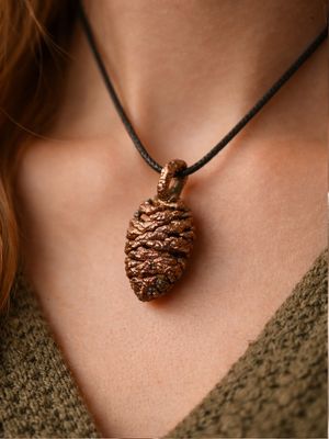 Szyszka olszyny – zawieszka z miedzi (elektroformowanie)