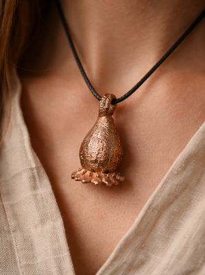 Makówka – zawieszka z miedzi (elektroformowanie)