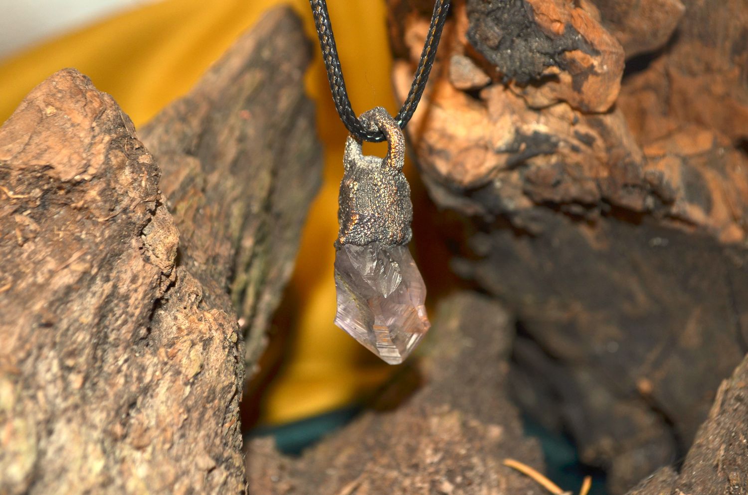 Ametyst – zawieszka z miedzi posrebrzanej (elektroformowanie)