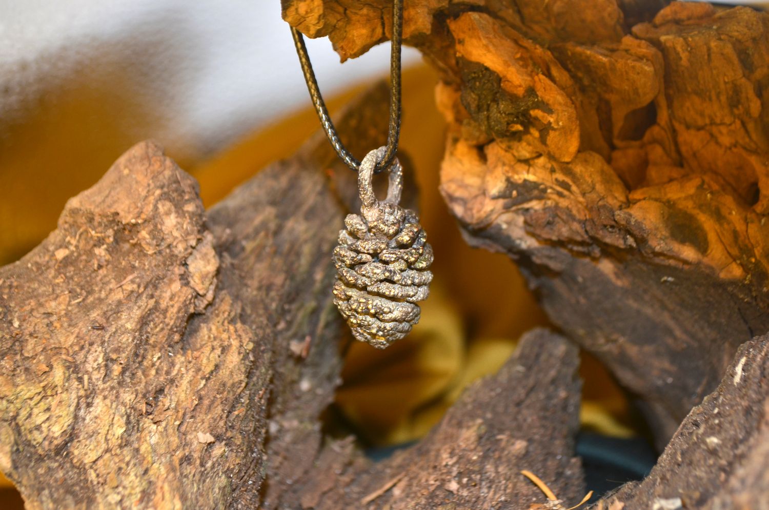 Szyszka olszyny – zawieszka z miedzi posrebrzanej (elektroformowanie)