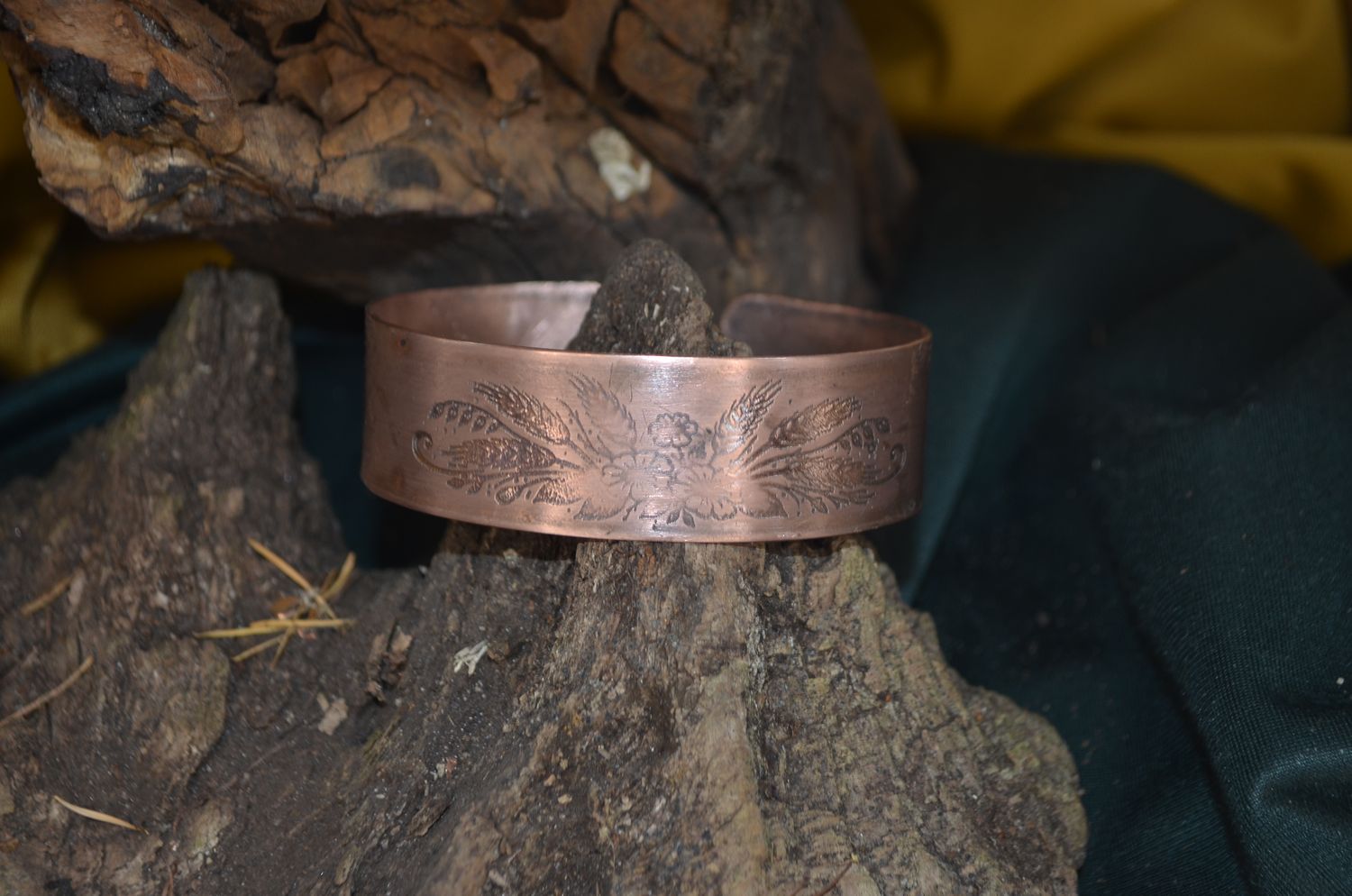 Miedziana bransoleta z motywem roślinnym