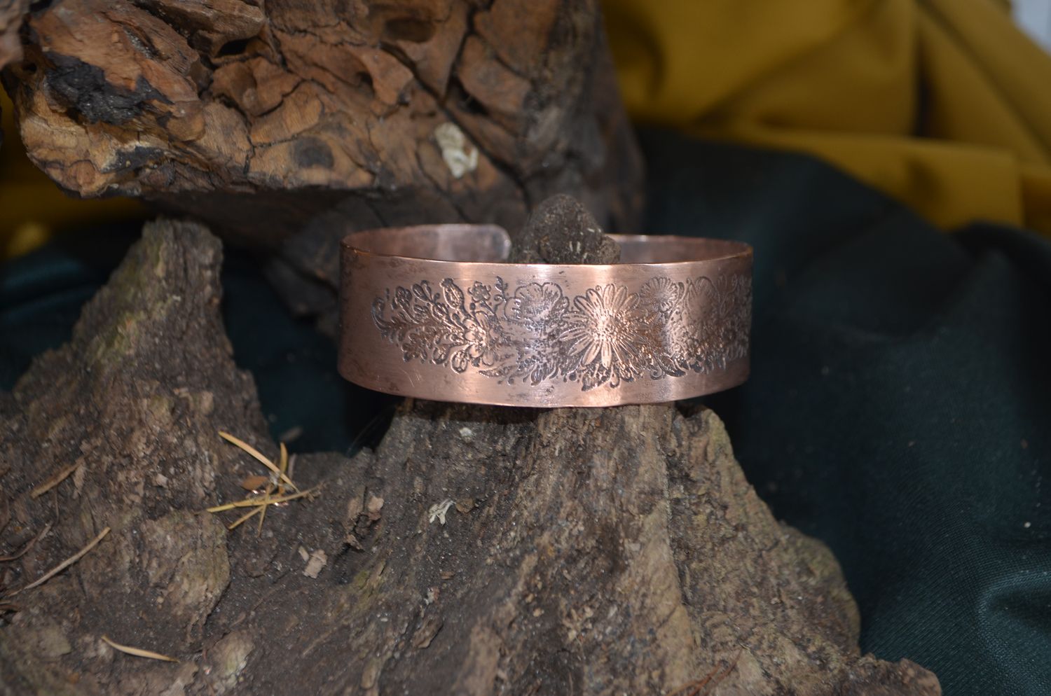 Miedziana bransoleta z motywem roślinnym