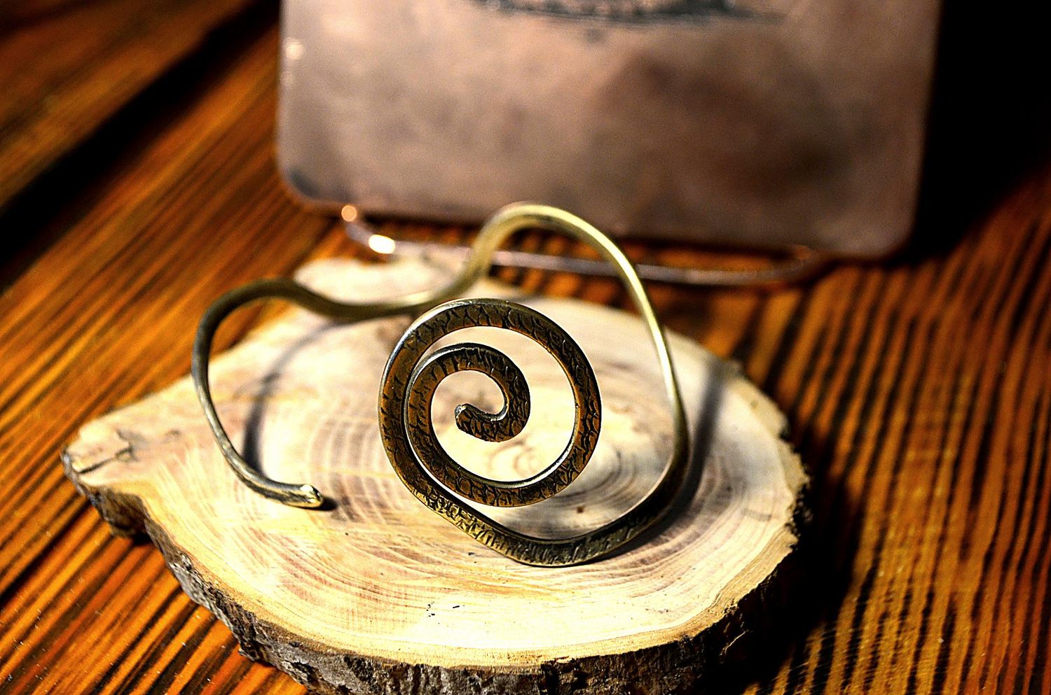 Bransoleta z mosiądzu w formie spiralnej