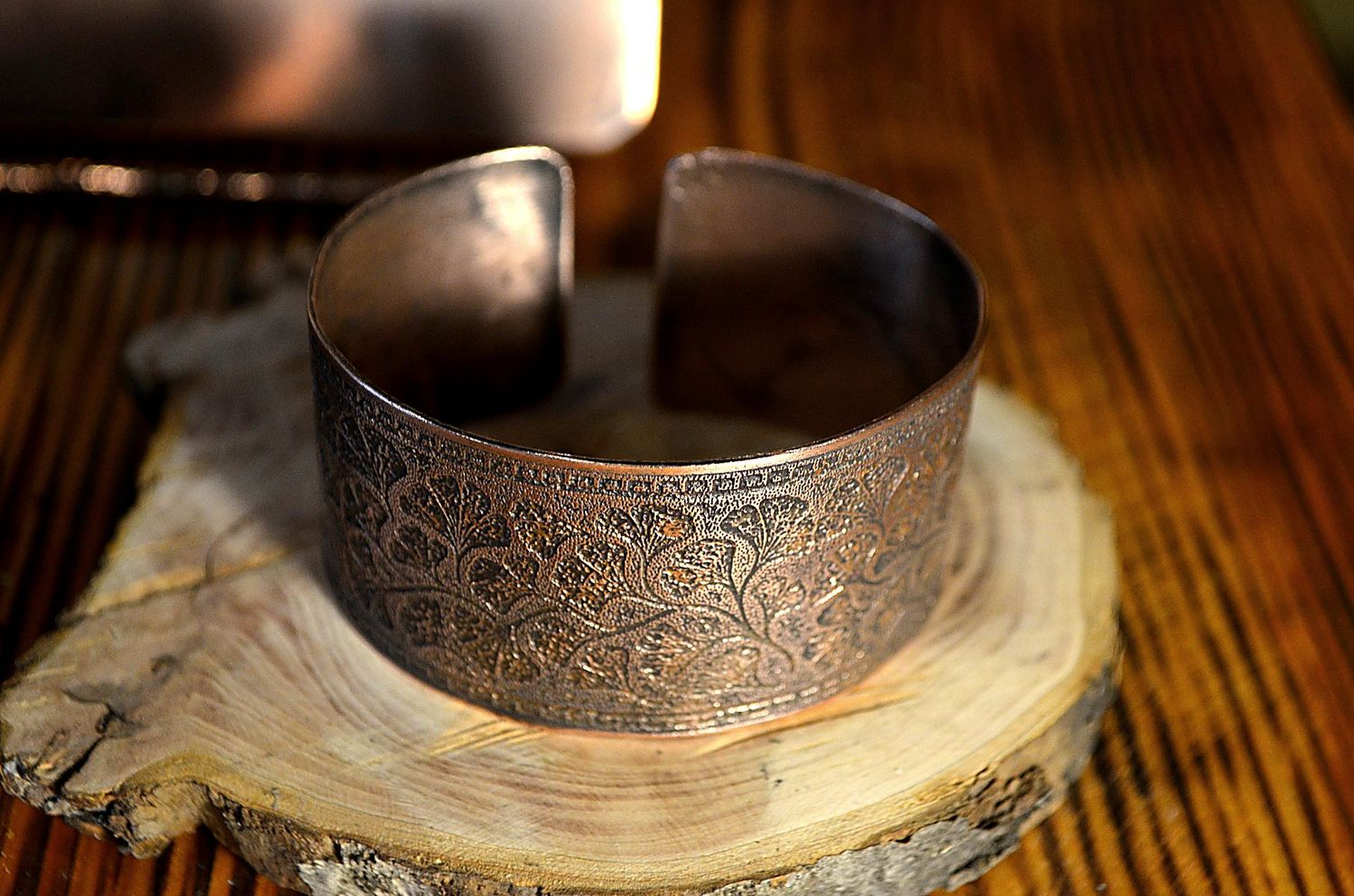 Bransoleta miedziana z motywem miłorzębu – ręcznie wykonana