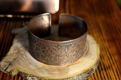 Bransoleta miedziana z motywem miłorzębu – ręcznie wykonana