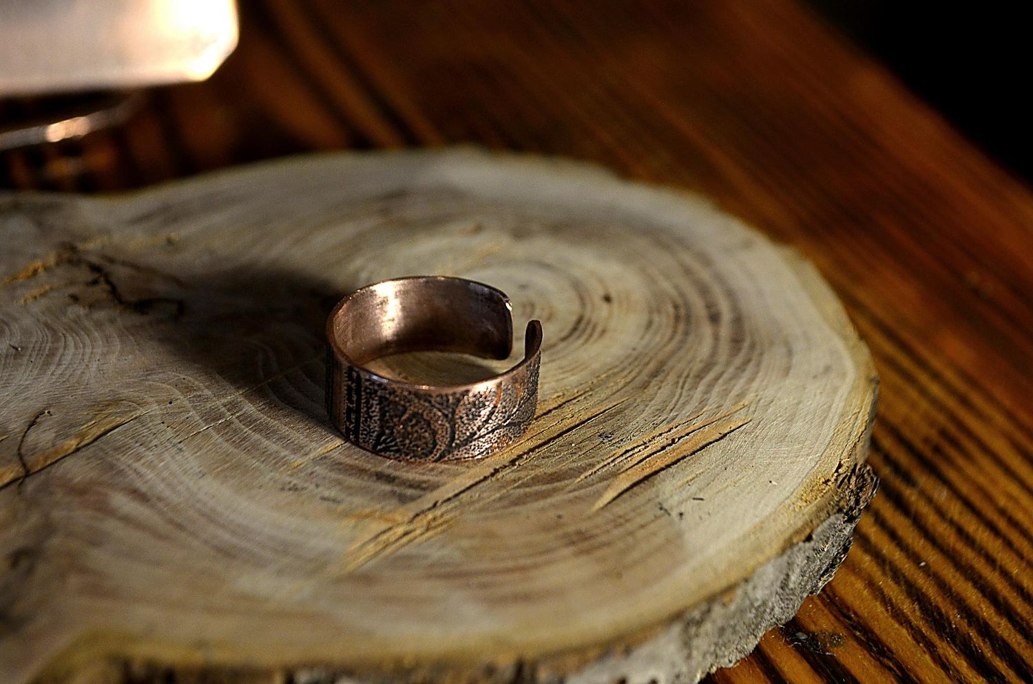 Pierścień miedziany z motywem miłorzębu – regulowany