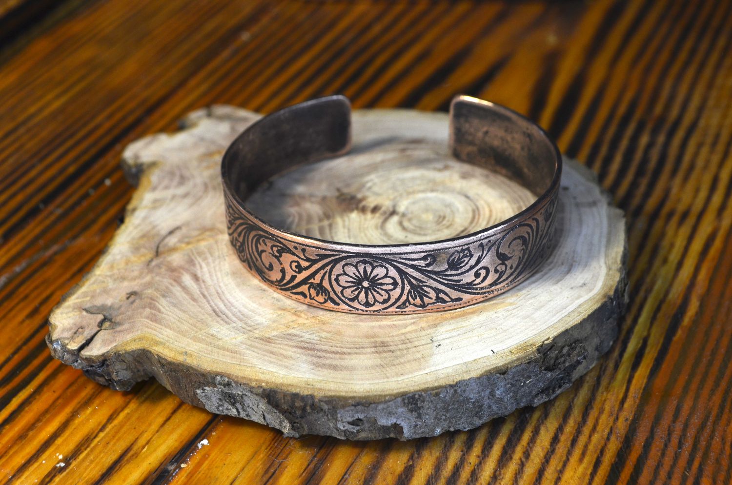 Secesyjna elegancja zaklęta w miedz - bransoletka