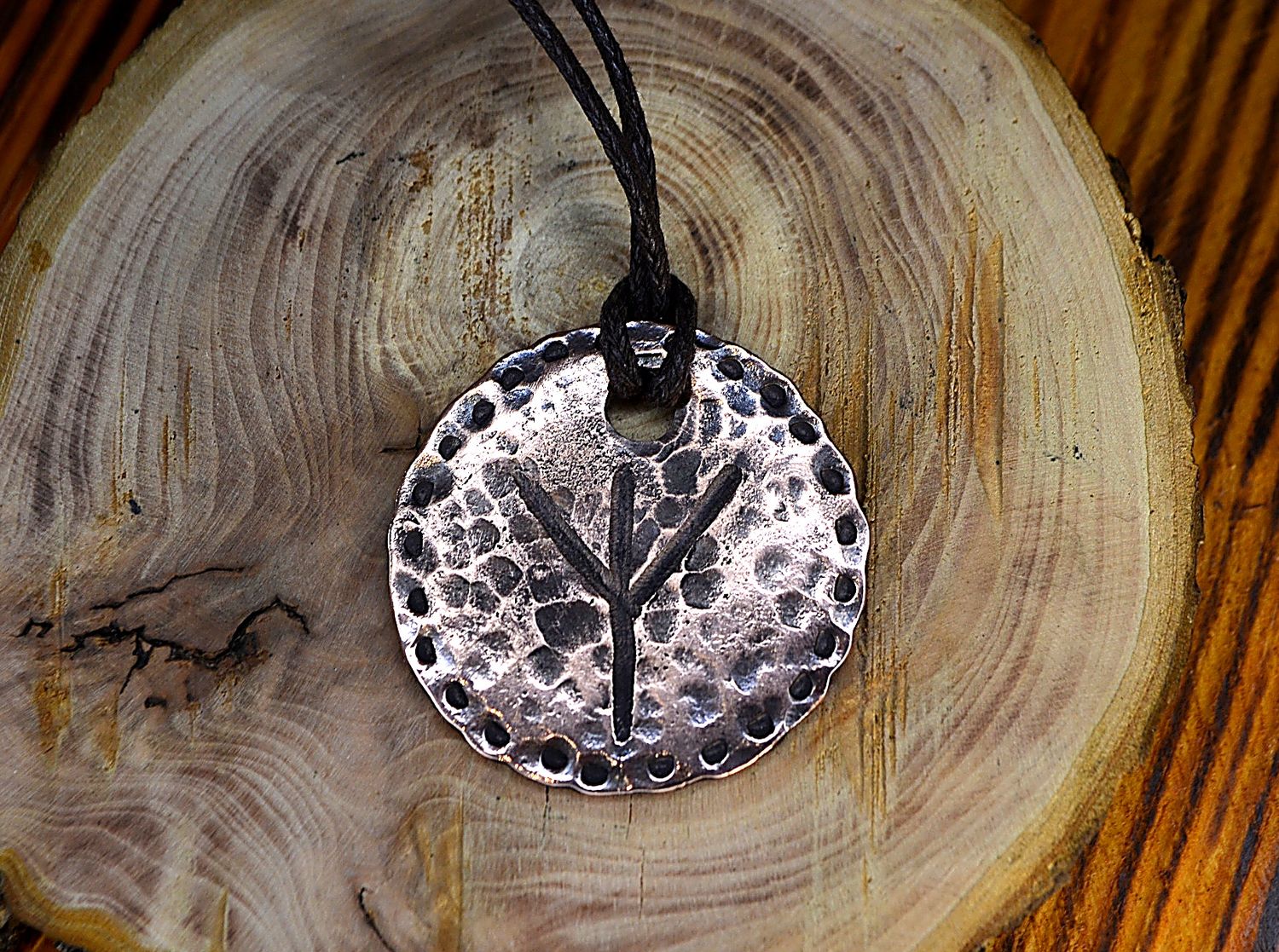 Ręcznie wykonana zawieszka z miedzi z wybitą runą Algiz