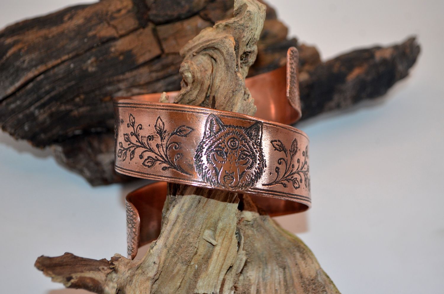 Miedziana Bransoleta Naramienna „Wilczy Księżyc” – Handmade, Wytrawiana i Kuta