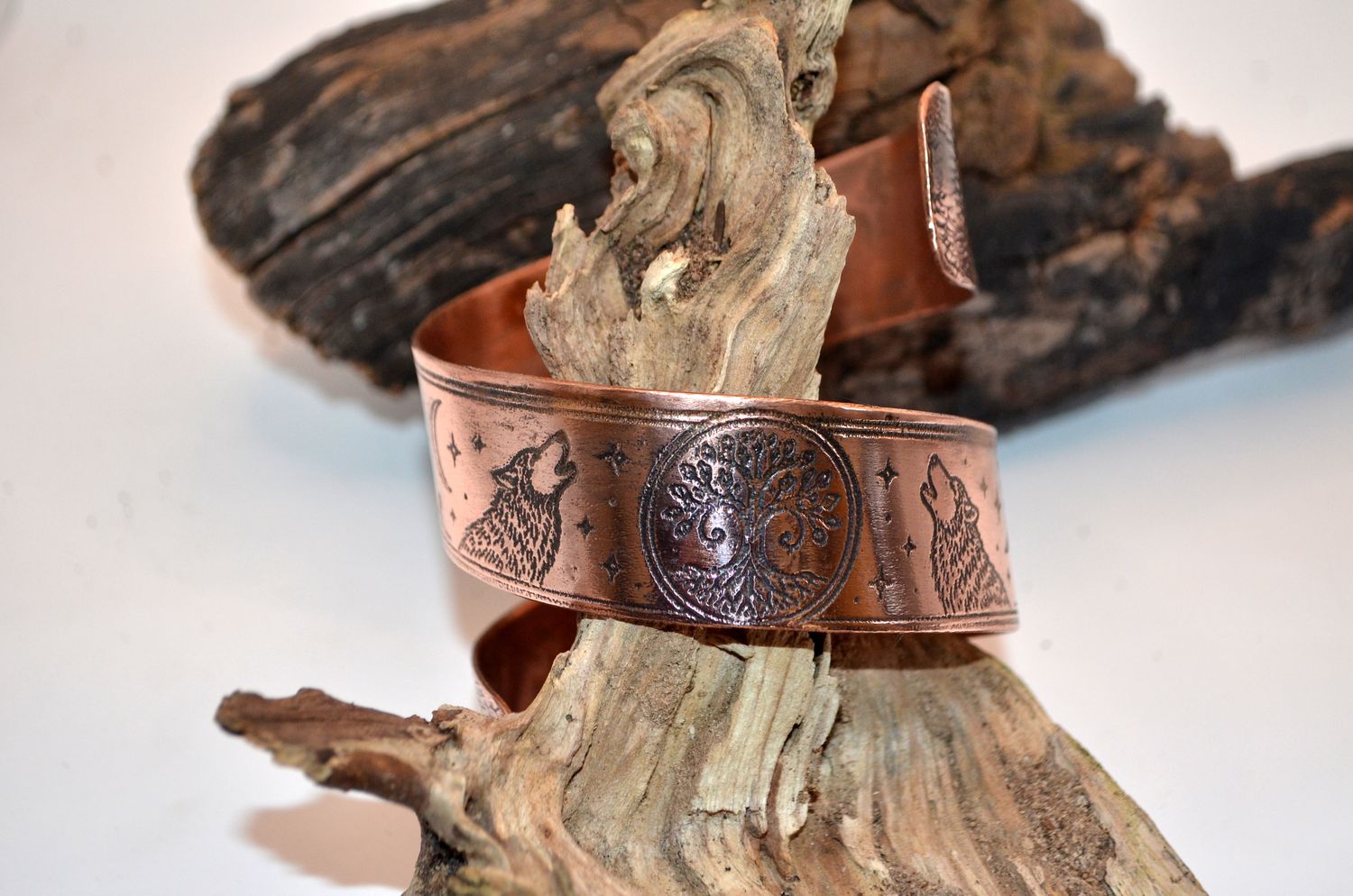 Miedziana bransoleta naramienna „Wilki pod Drzewem Życia” – handmade, wytrawiana, regulowana