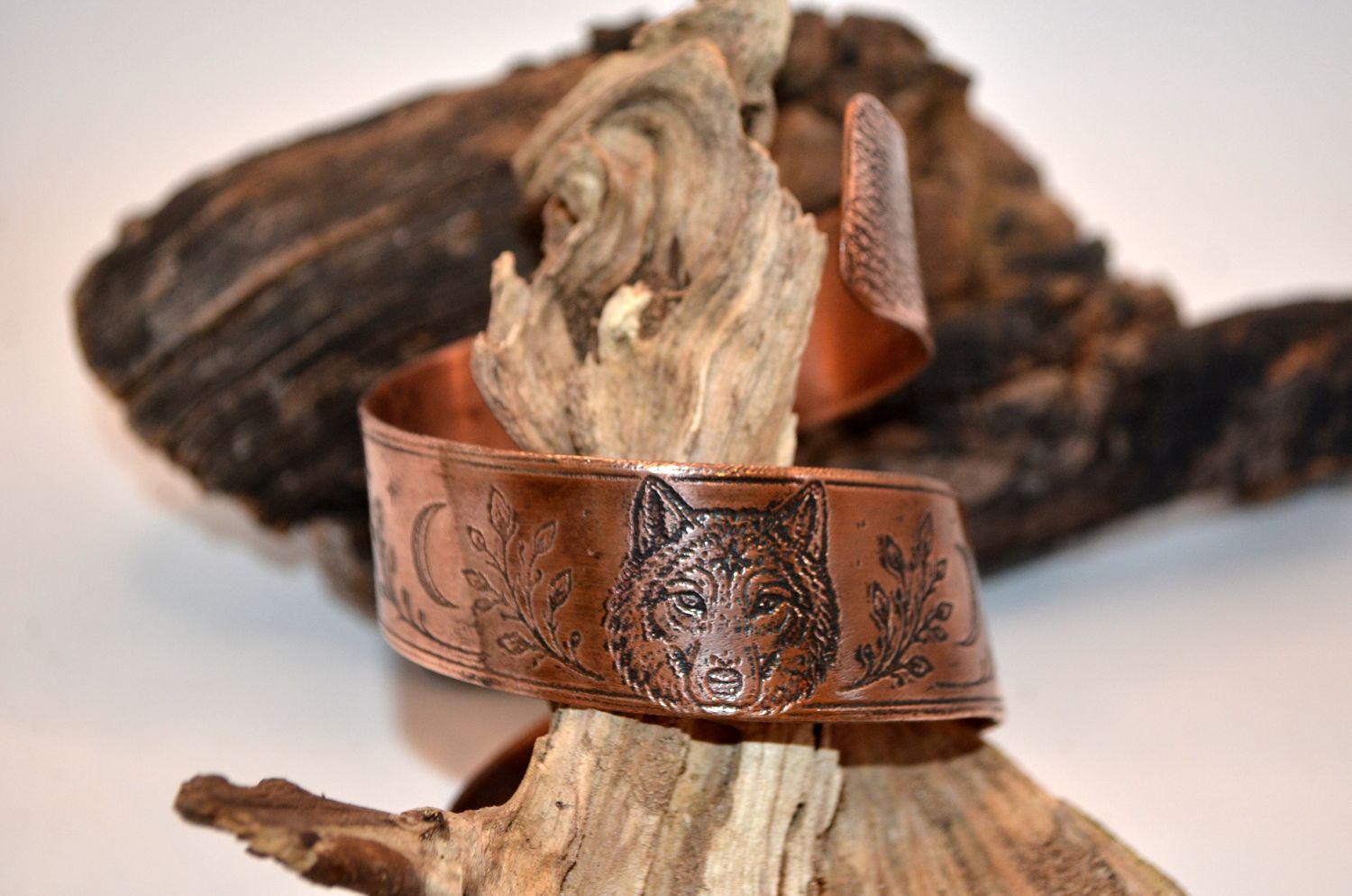 Bransoleta Naramienna „Wilczy Księżyc” – Miedziana Spirala Handmade