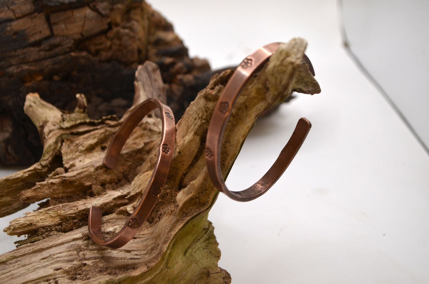 Bransoleta miedziana handmade – minimalistyczna z motywem Kwiatu Życia