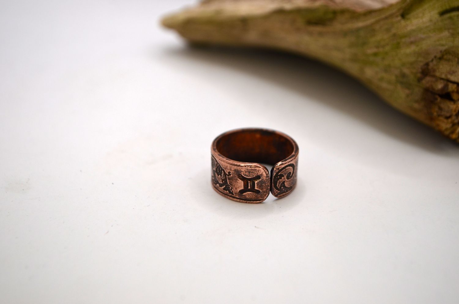 Personalizowany miedziany pierścień z motywem kwiatowym – znak zodiaku lub runy