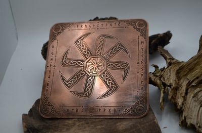 Miedziana płytka dekoracyjna z Kołowrotem i runami – grawer chemiczny, handmade