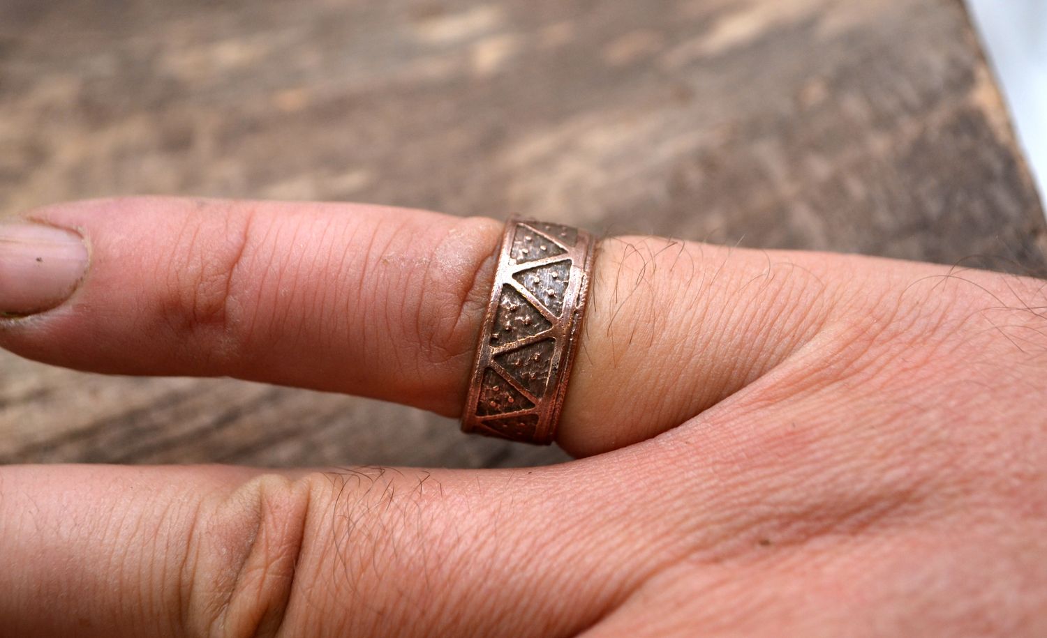 Miedziany Pierścień z Geometrycznym Grawerem – Handmade Regulowany