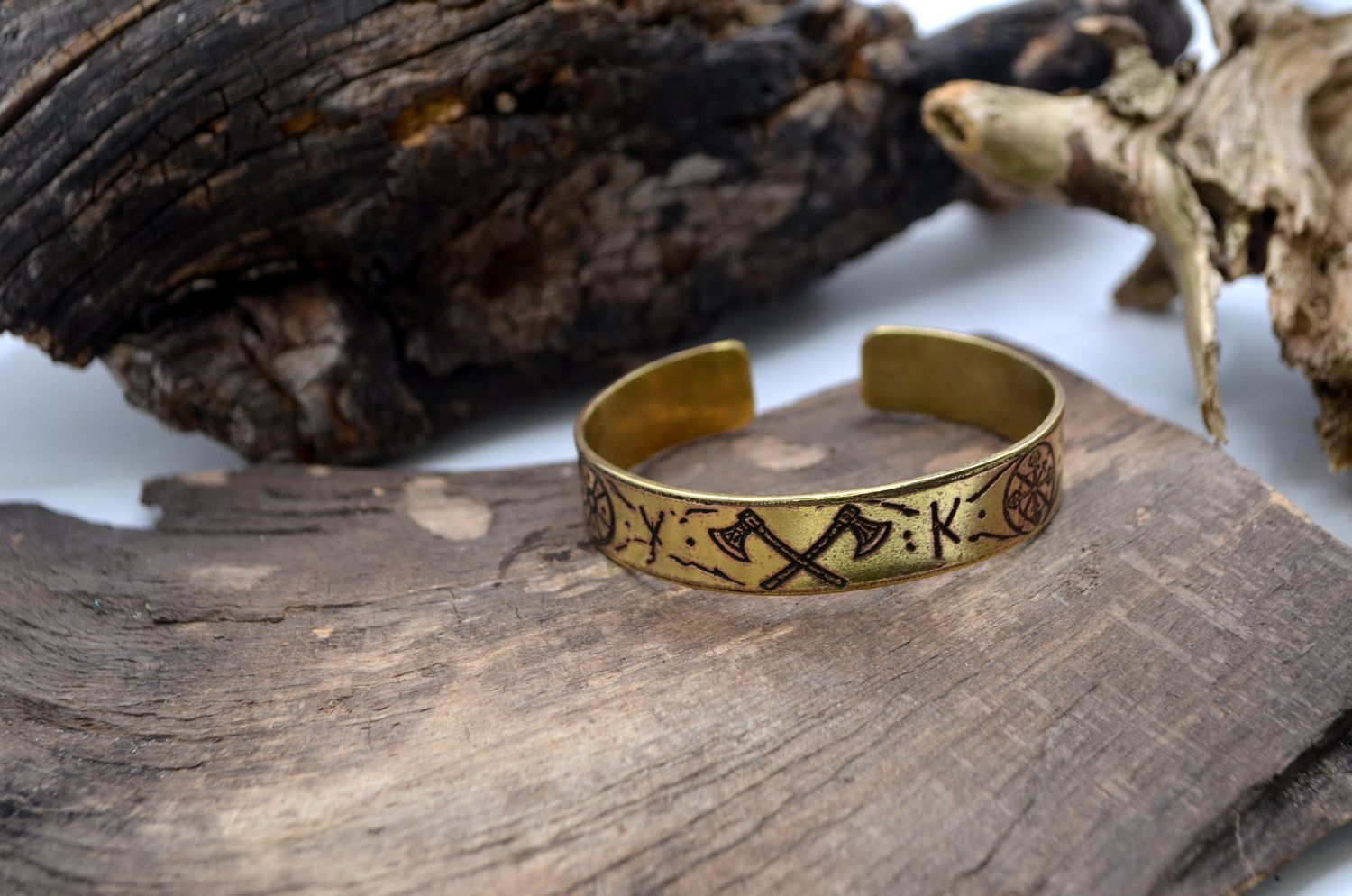 Mosiężna bransoleta „Topory Północy” – handmade, symbole nordyckie