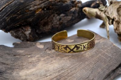 Mosiężna bransoleta „Topory Północy” – handmade, symbole nordyckie