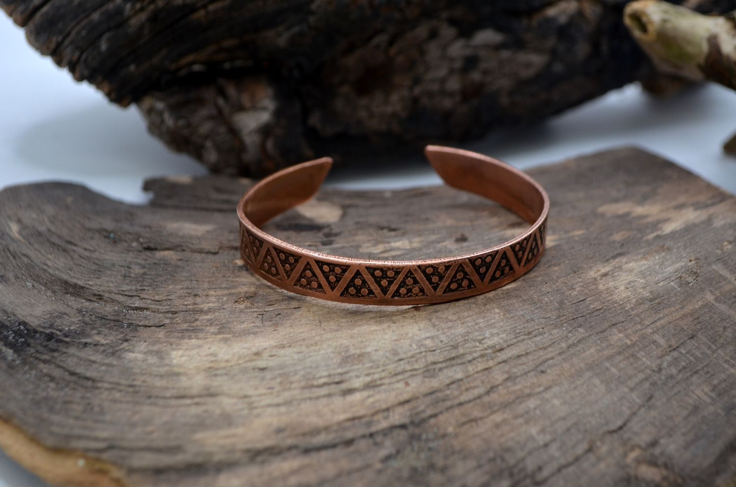 Miedziana bransoleta damska z geometrycznym grawerem – handmade