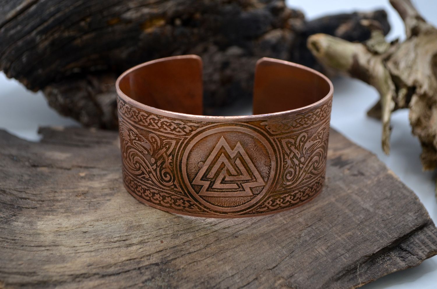 Męska bransoleta miedziana z Valknutem i nordyckim grawerem – handmade