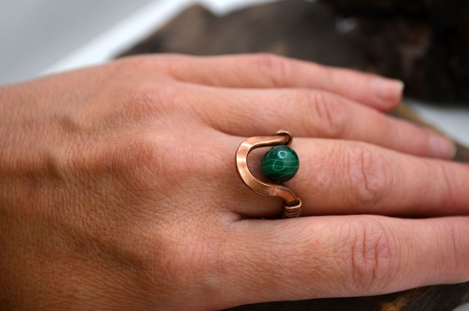 Pierścionek miedziany z malachitem – wire wrapping, regulowany