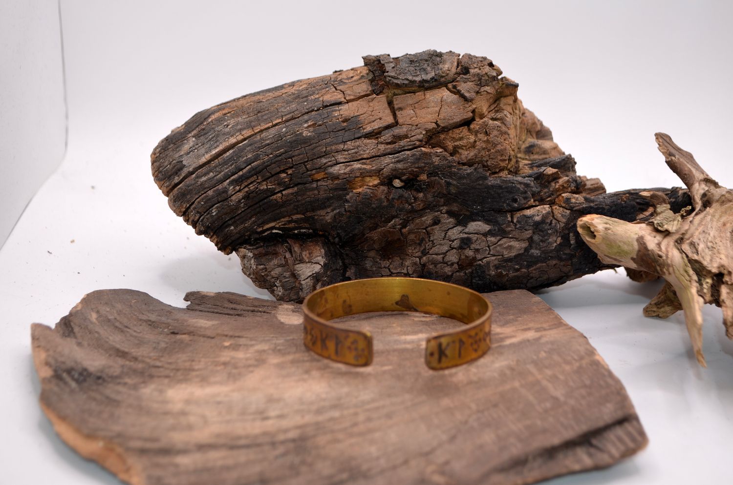 Mosiężna bransoleta z Młotem Thora i nordyckim grawerem – handmade